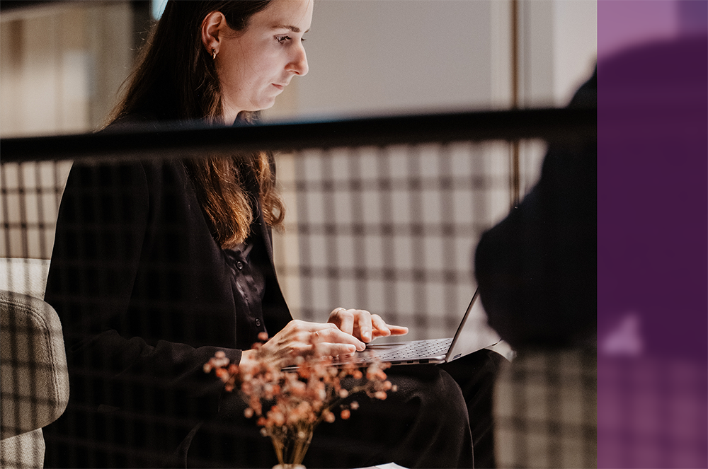 Header_Dominique schaut Statistik auf dem Laptop an